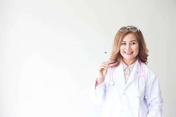 Retrato Uma Médica Sorridente Com Agulha Para Injecção Amigável Jovem — Fotografia de Stock