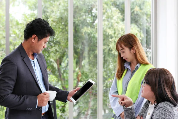 Engineeringde Manager Controleert Het Werk Van Het Ingenieursteam Planning Van — Stockfoto