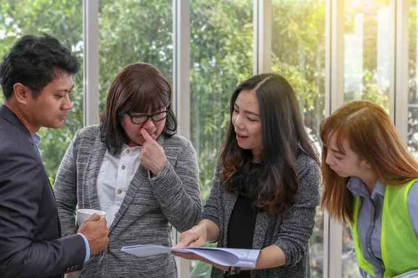 일하고 있습니다 사무원들은 회의실에서 문서를 엔지니어와 비지니스 사무실에서 프로젝트를 있습니다 — 스톡 사진