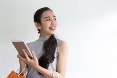 İnternetten tabletle alan kadın. Kafede akıllı telefondan ödeme yapan mutlu bir kadın. Kadın hiç bir ödeme almamış..