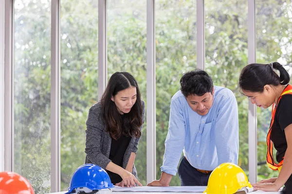 Три Інженери Працюють Нараді Офісі Троє Робітників Обговорюють План Будівництва — стокове фото