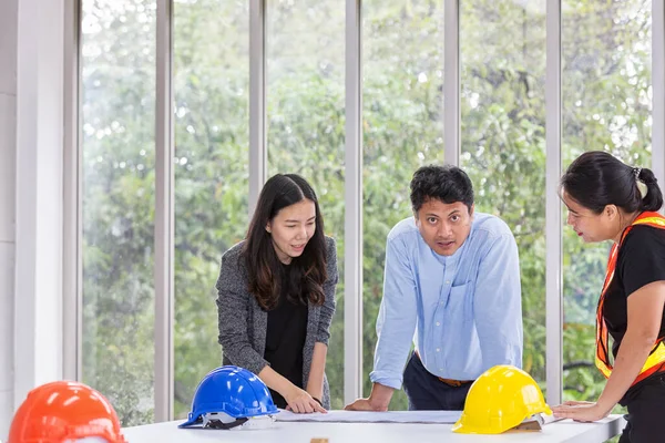 Три Інженери Працюють Нараді Офісі Троє Робітників Обговорюють План Будівництва — стокове фото
