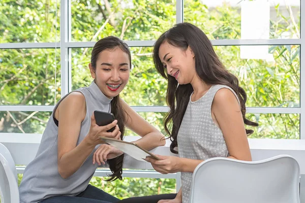 Belles Jeunes Femmes Utilisant Téléphone Portable Numérique Une Tablette Dans — Photo