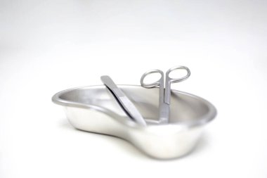 Tıbbi malzeme konsepti. Collegs cımbız, makas ve steril tepsi.