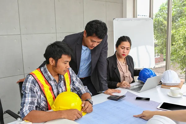 Gerente Está Verificando Trabalho Equipe Engenheiros Planejamento Engenheiros Técnicos Engenheiros — Fotografia de Stock