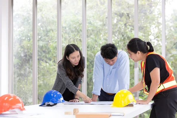 Trzech Inżynierów Pracuje Biurze Pracownicy Grupy Rozmawiają Planie Budowy Elektrycy — Zdjęcie stockowe