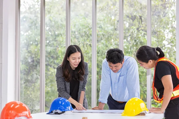 Trzech Inżynierów Pracuje Biurze Trzech Robotników Mówi Planie Budowy Elektrycy — Zdjęcie stockowe