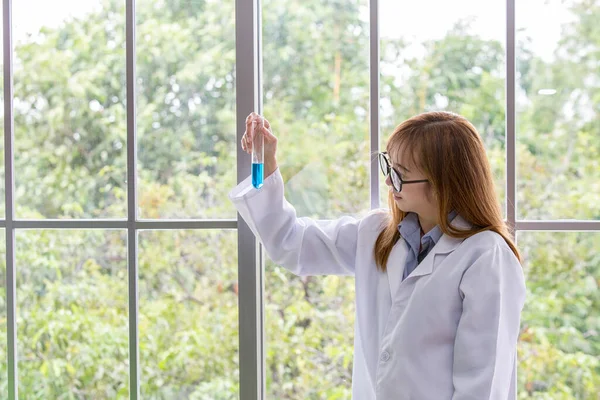 Научный Голубым Духом Научное Вещество Синее Руке Лаборатории Заднем Плане — стоковое фото