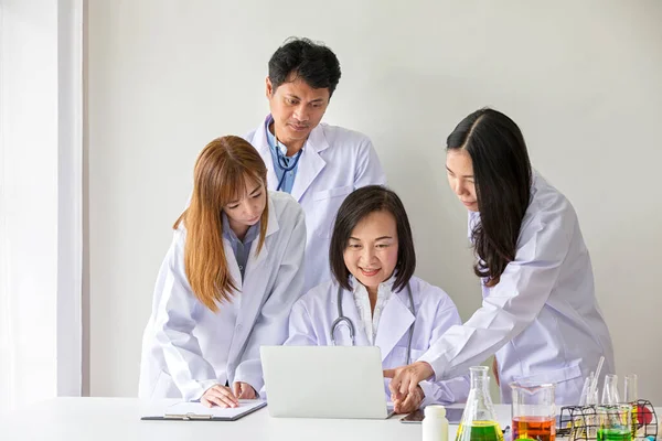 Cuatro Trabajadores Médicos Asiáticos Retrato Médico Asiático Químicos Haciendo Laboratorio —  Fotos de Stock
