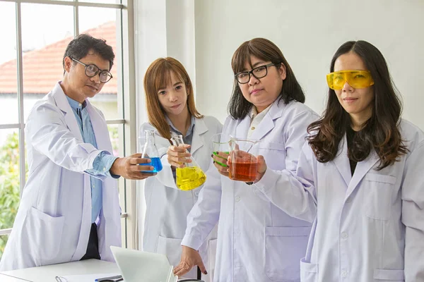 Examen Científico Calidad Las Pruebas Científicas Químicos Científico Grupo Trabajando —  Fotos de Stock