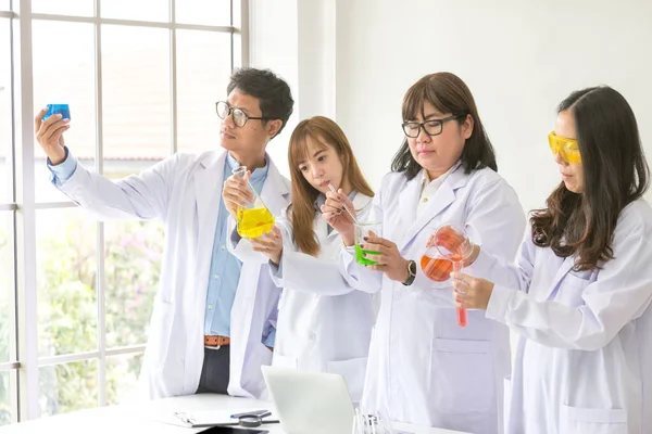 科学の概念 化学者の科学的試験の質 チーム科学者は研究室で働いている 化学研究所の男性1人と女性3人 研究室での生命科学研究 アジア人 — ストック写真