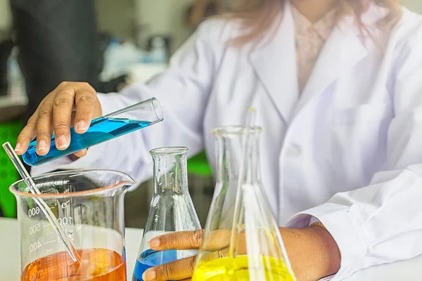 Expériences Scientifiques Chimistes Discutant Laboratoire Assistant Scientifique Travaillant Dans Laboratoire — Photo