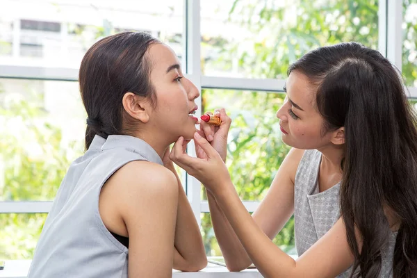 Les Femmes Beauté Prennent Rouge Lèvres Des Amies Qui Aident — Photo