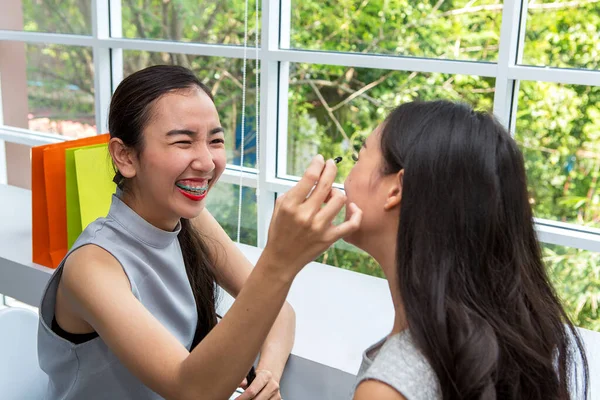 Jeune Belle Femme Avec Pinceau Maquillage Deux Amis Qui Font — Photo