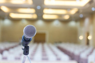 Kapatın. Mikrofon konferans salonunda. Seçici odak.