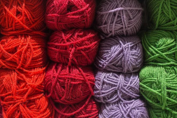 ウールのロール スキンや糸で多くの色糸やウール テーブルの上に毛糸の玉が — ストック写真