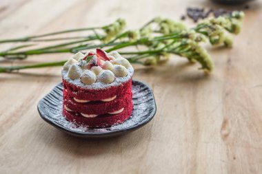 Pastanın üzerinde böğürtlen olan Tayland usulü kekler