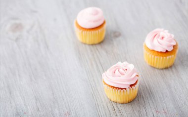 Ahşap arka planda lezzetli bir kek. Gri ahşap arka planda doğum günü pastaları. Metin için boşluk. Üç kek..