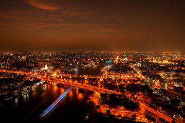 Şehir merkezi, Chao Praya Nehri 'nin Panorama' sı. Phra Phuttha Yodfa Köprüsü, Memorial Köprüsü ve Wat Arun 'a bakan nehir manzaralı büyük saray, Bangkok Tayland. 26 Ocak 2019