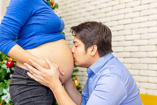 Gravid Mor Och Far Unga Blivande Föräldrar Lyckliga Tillsammans Far — Stockfoto