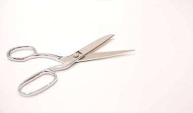 Paslanmaz makas. Beyaz arkaplanda izole edilmiş makas.