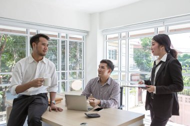 Merkez ofis. İş ekibi, takım çalışması ve insanlar. Kadın ve erkek ofiste çalışıyor..