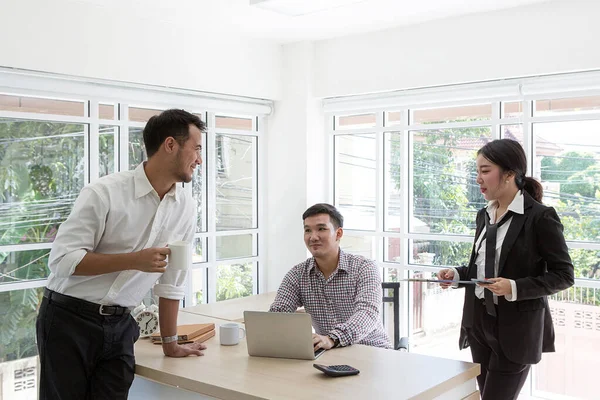 Zakenmensen Onderhandelen Zaken Groep Van Drie Zaken Mensen Praten Deal — Stockfoto