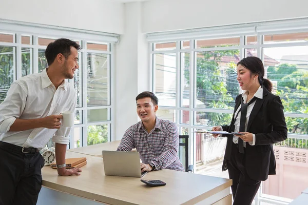 Los Empresarios Están Negociando Negocios Grupo Tres Negocios Gente Discutiendo — Foto de Stock