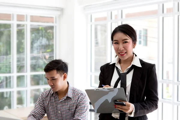Młody Azjatycki Biznes Szczęśliwy Biznesmen Laptopem Biurze — Zdjęcie stockowe
