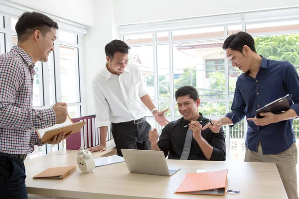 Vier Succes Business Team Vieren Een Goede Baan Het Kantoor — Stockfoto