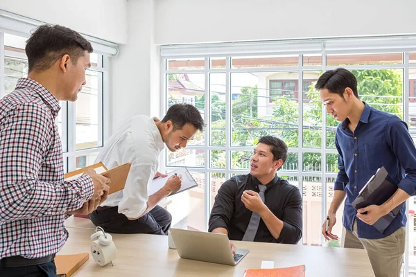 Meeting Berater Für Finanzen Geschäftsmann Der Gruppe Der Bei Einem — Stockfoto