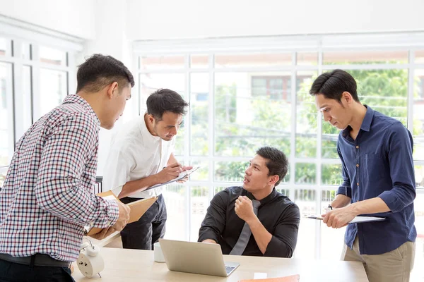 Hombre Negocios Queja Los Datos Reunión Gente Negocios Reuniéndose Alrededor — Foto de Stock