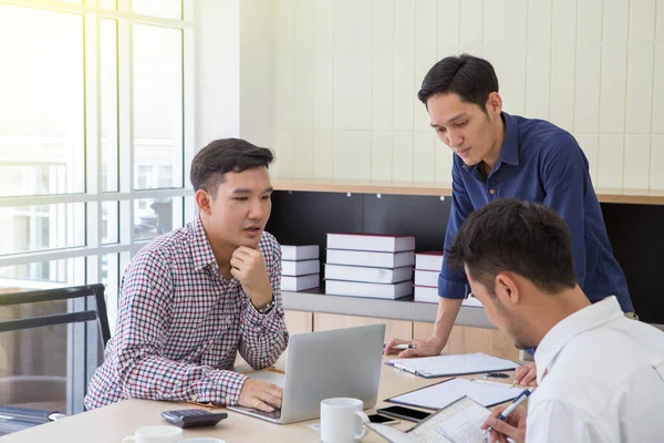 Gente Negocios Reuniéndose Alrededor Del Escritorio Gente Asiática Joven Hombre — Foto de Stock