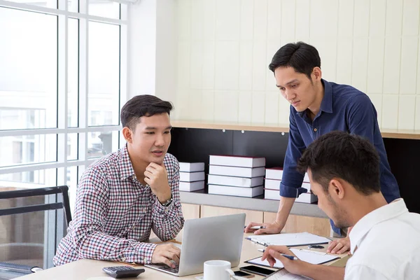 Hombre Negocios Queja Los Datos Reunión Gente Negocios Reuniéndose Alrededor — Foto de Stock