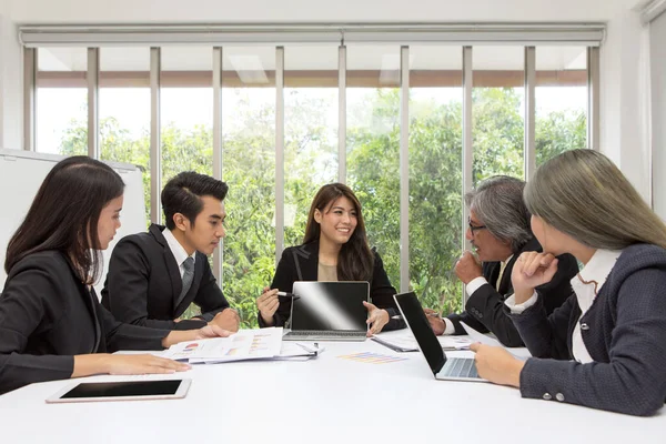 Team Von Asiatischen Unternehmen Posiert Konferenzraum Brainstorming Auf Dem Tisch — Stockfoto