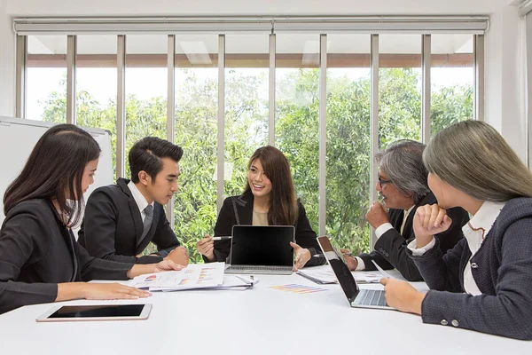 Team Von Asiatischen Unternehmen Posiert Konferenzraum Brainstorming Auf Dem Tisch — Stockfoto