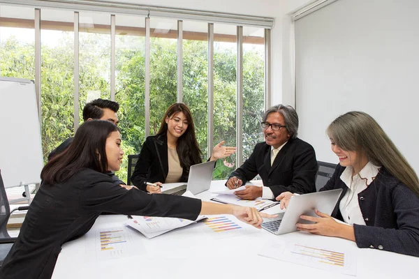Team Von Asiatischen Unternehmen Posiert Konferenzraum Gruppenarbeit Brainstorming Auf Dem — Stockfoto