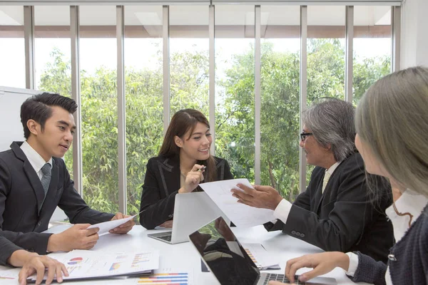 Equipo Negocios Asiáticos Posando Sala Reuniones Trabajo Lluvia Ideas Espaciosa — Foto de Stock