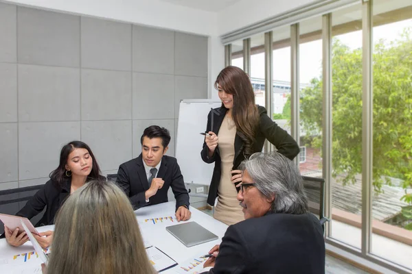 Equipo Negocios Asiáticos Posando Sala Reuniones Trabajo Lluvia Ideas Espaciosa — Foto de Stock