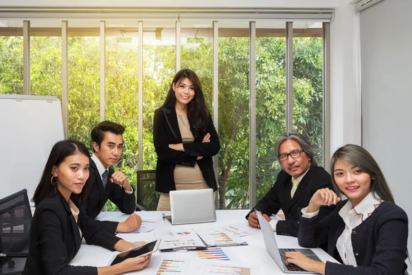 Team Von Asiatischen Unternehmen Posiert Konferenzraum Brainstorming Geräumigen Sitzungssaal Des — Stockfoto