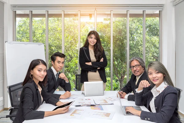 Team Von Asiatischen Unternehmen Posiert Konferenzraum Brainstorming Geräumigen Sitzungssaal Des — Stockfoto