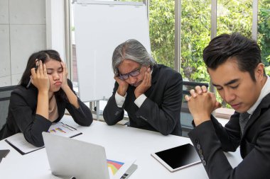 İş adamları ofisteki toplantı odasında sorun çözüyorlar. İşadamı vurguladı.