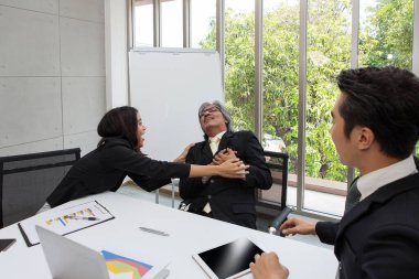 İş adamlarında kalp yetmezliği var. Asyalı iş adamı ofisteki toplantı odasında kalp krizi geçiriyor. Sakallı bir adam ofiste kalp krizi geçiriyor. Hastalıklar, başarısızlık. İşte stresli..