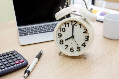 Modern dijital tabletli iş ve ofis malzemeleri. Ekipmanlı Çağdaş Ofis Tablosu.