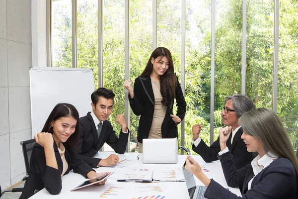 Team Von Asiatischen Unternehmen Posiert Konferenzraum Brainstorming Geräumigen Sitzungssaal Des — Stockfoto