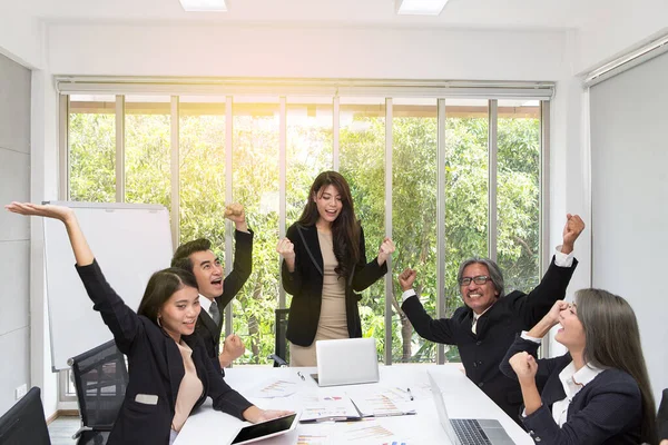 Bir Grup Mutlu Adamı Ofiste Tezahürat Yapıyor Başarını Kutla Ekibi — Stok fotoğraf