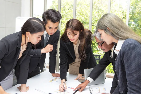 Ofiste Takım Çalışması Toplantı Odasında Ekip Çalışanları Planı Hakkında Konuşuyor — Stok fotoğraf