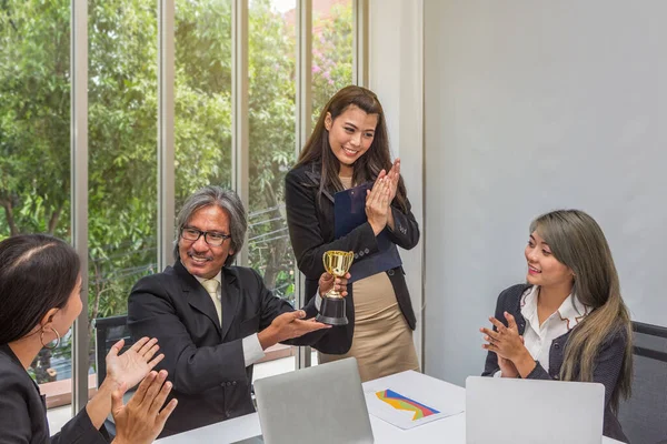 Equipo Negocios Ganando Trofeo Oficina Empresario Con Trabajo Equipo Premio — Foto de Stock