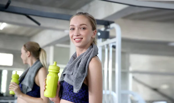 Sportovní Mladá Žena Pije Vodu Posilovně Žena Pije Vodu Krásná — Stock fotografie