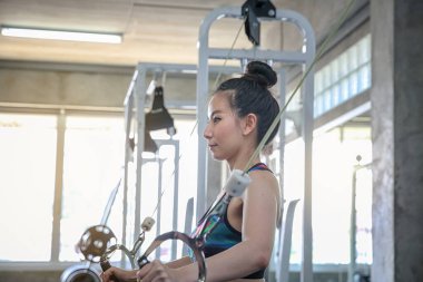 Konsept fitness spor yaşam tarzı. Ağırlık kontrolü yapmaya kararlı Asyalı kadınlar. Spor salonunda ya da spor kulübünde egzersiz..